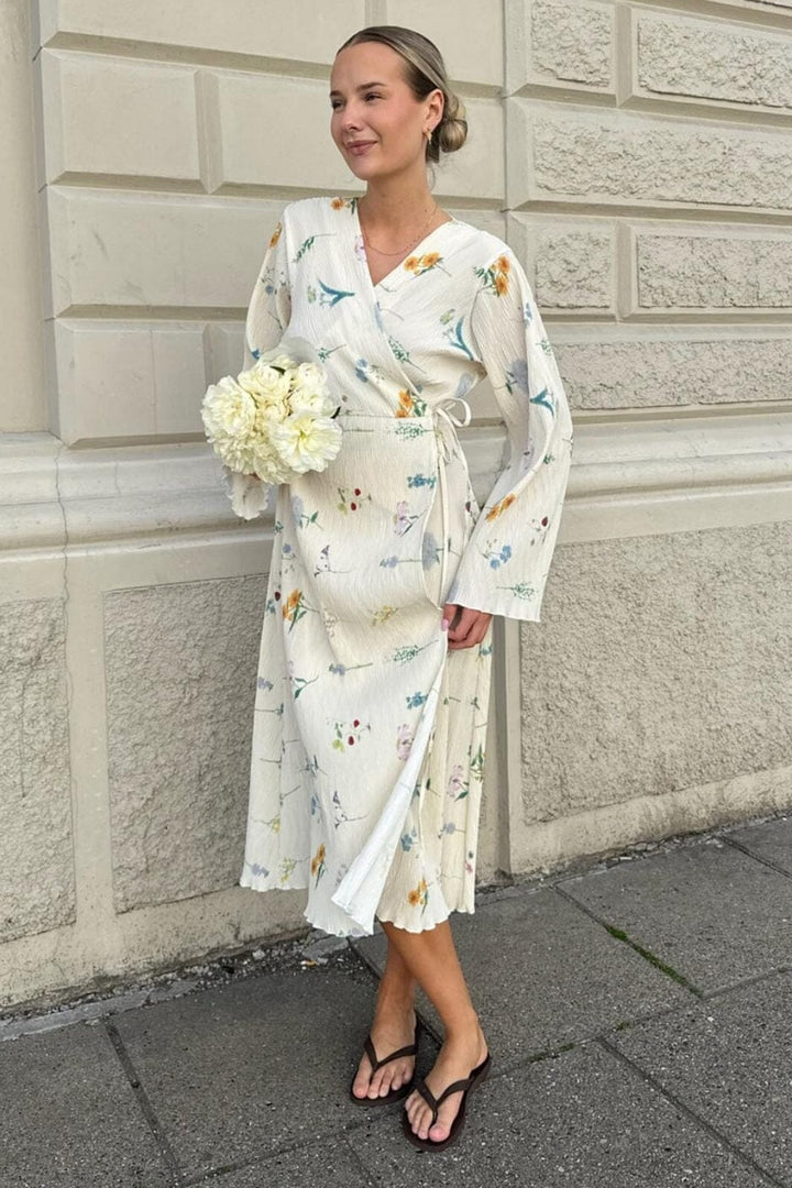 Forudbestilling - BYIC - Ofeliaic Long Wrap Dress - owfp Off White Flower Print Kjoler 