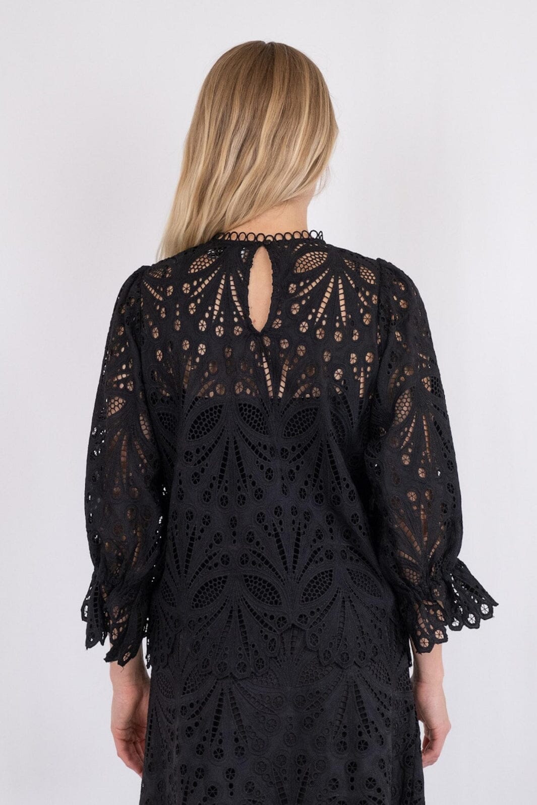 Forudbestilling - Neo Noir - Adela Embroidery Blouse - Black Bluser 