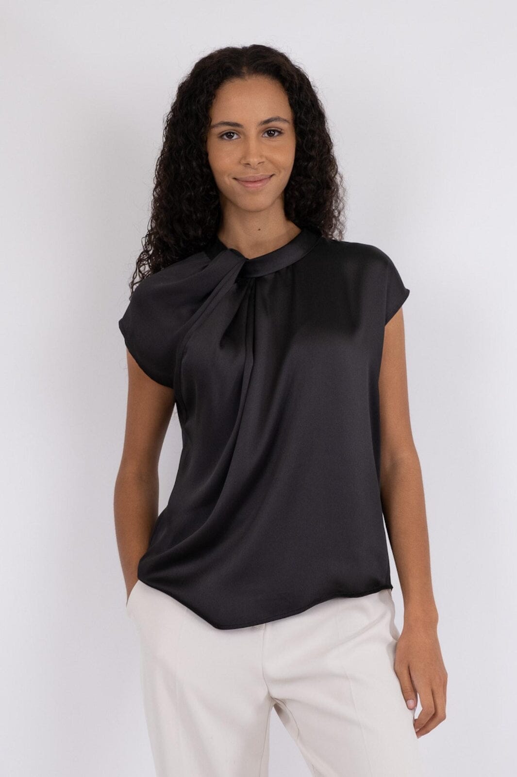 Forudbestilling - Neo Noir - Fleur Drapy Satin Blouse - 100 Black Bluser 