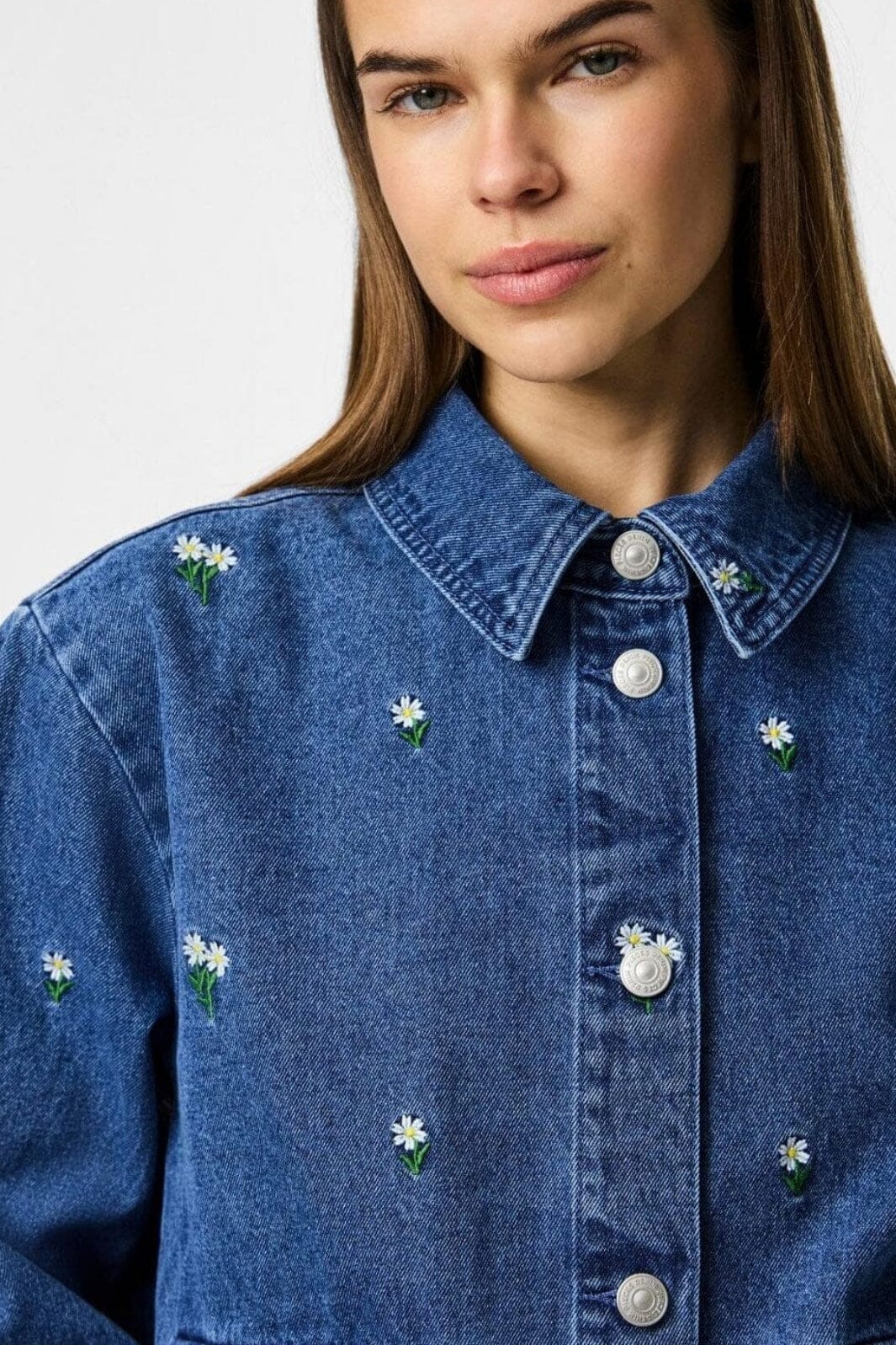 Forudbestilling - Pieces - Pcfreia Ls Denim Shirt Fsy - 4863499 Medium Blue Denim Flowers